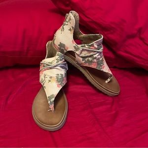 NIB Very G Cream Sparta Floral Sandals - Size 9